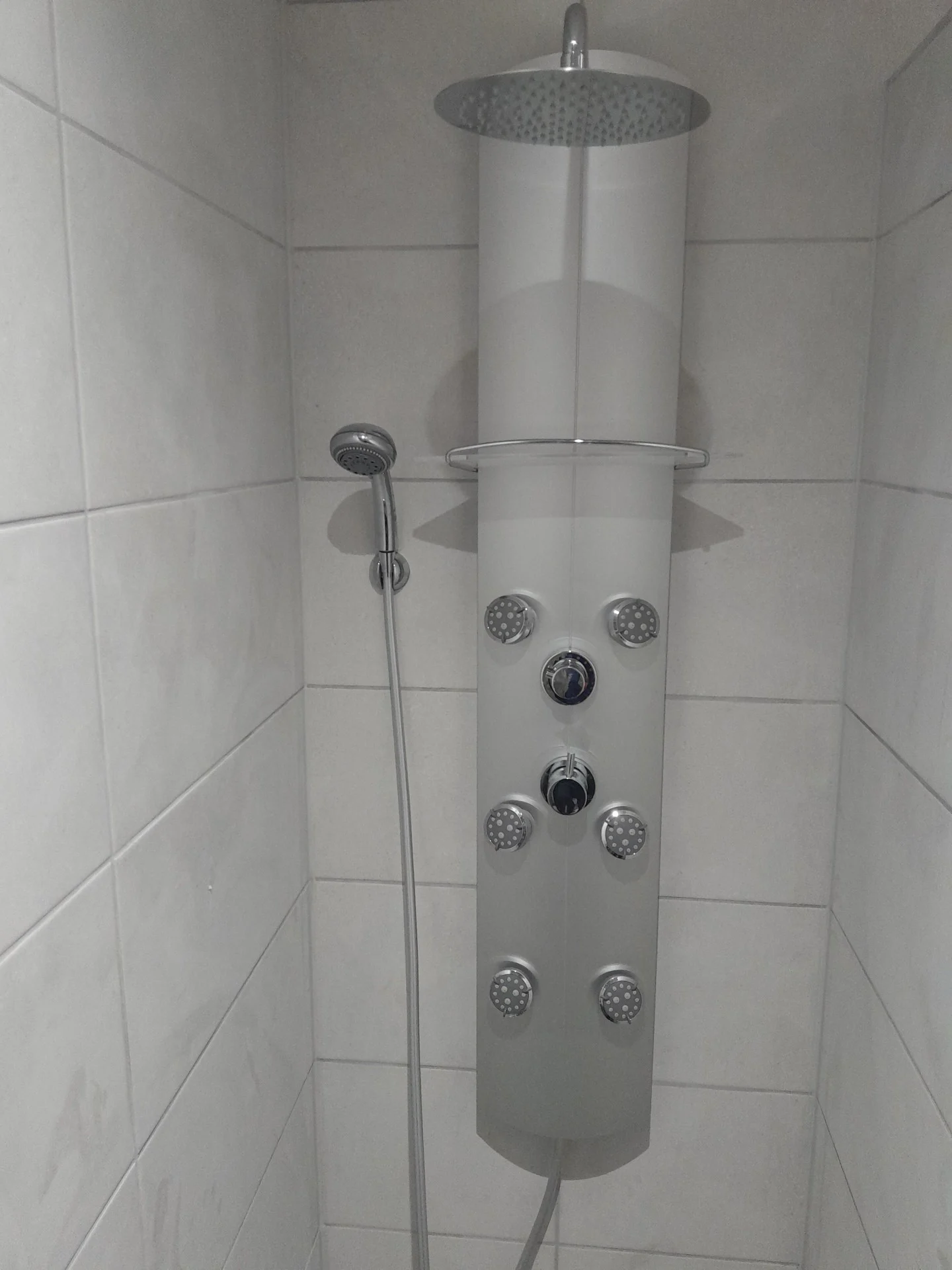 Douche avec jets hydromassants